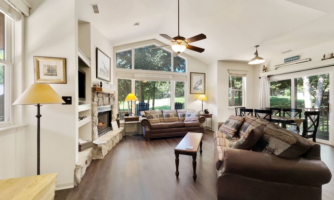 Camdenton Cabaña | Cozy cottage inside the Premier Old Kinderhook Golf Resort