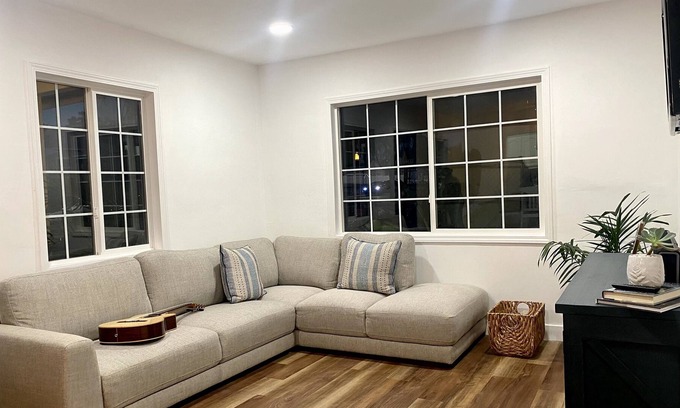 Lake Elsinore Cabaña | Cozy Cottage - Less than 5 min walk to Lake & 20 min drive to Downtown Temecula!