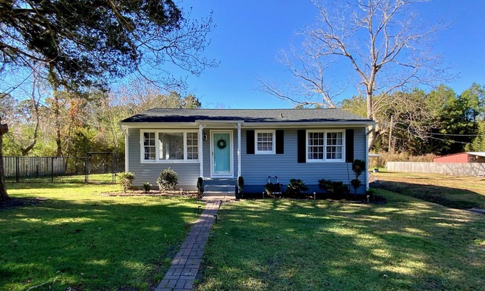 McCutcheon Field Cabaña | Cozy Cottage located within minutes of Air Station and Beach - Dogs are Welcome!