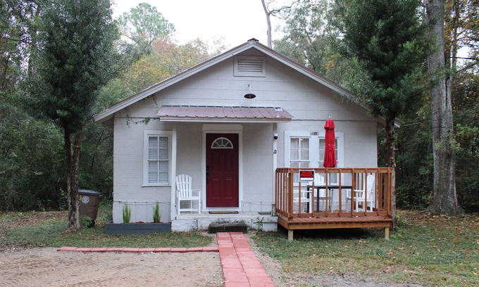 Mobile Cabaña | Cozy cottage minutes from downtown Mobile, Bel Air mall, Top Golf, and more.