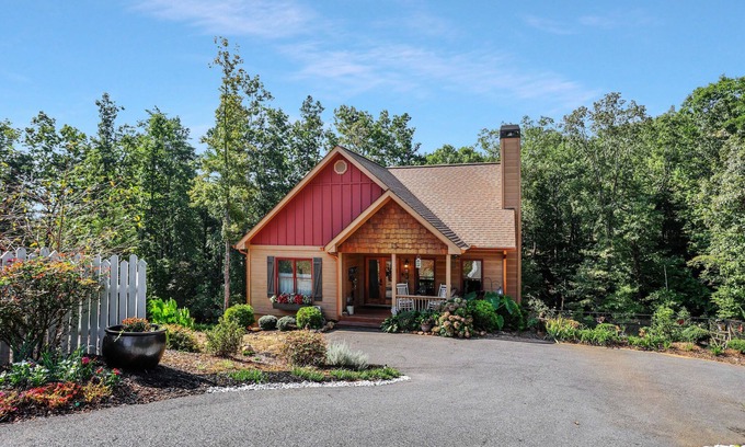 Dahlonega Cabaña | Cozy Cottage minutes from Wineries & 5 miles to Dahlonega Square