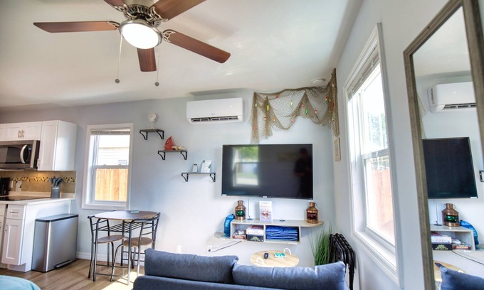 Englewood Cabaña | Cozy Cottage - Minutes from Beaches and Historic Dearborn St!