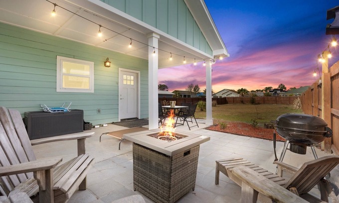 Port St. Joe Cabaña | Cozy cottage near beach - Pet Friendly with large fenced yard