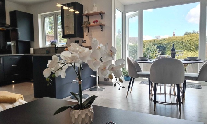 Alexandra Casa | Cozy Cottage near London in Beautiful Surrey.