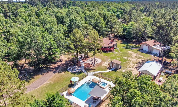 West Livingston Cabaña | Cozy cottage near the lake with private pool and hot tub. Dog-Friendly!