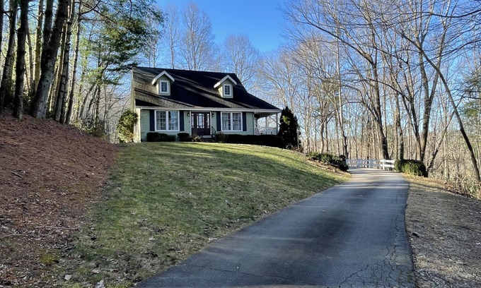 Saluda Casa | Cozy Cottage nestled in the forest. 2 Minutes to downtown Saluda.