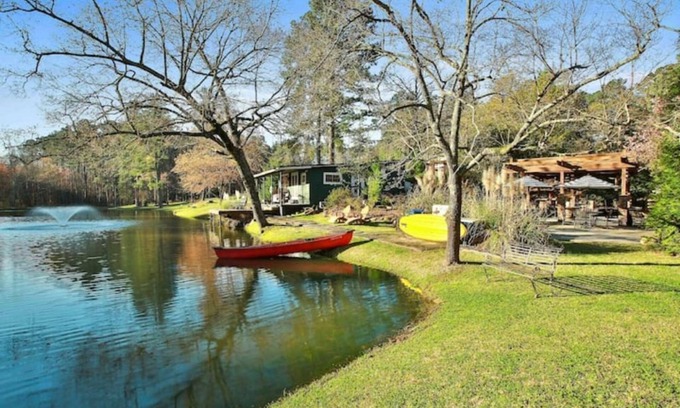Tyrone Cabaña | Cozy Cottage Nestled on Waters Edge
