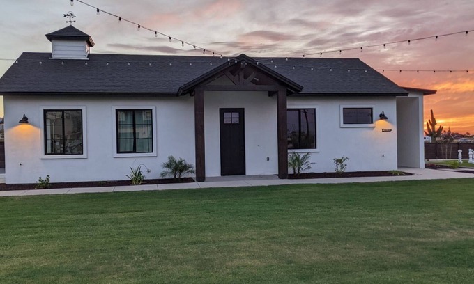 San Tan Valley Cabaña | Cozy Cottage on 1.5 acres with Private Pond near hiking and biking trails