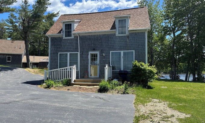 East Machias Cabaña | Cozy Cottage on Hadley Lake
