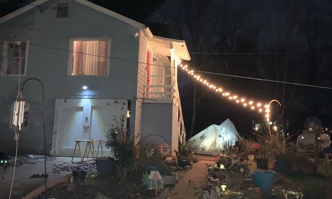Edgewood Cabaña | cozy cottage on half acre garden walking distance to edgewood shopping district