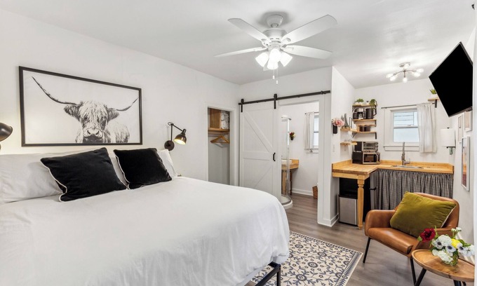 Ryan Place Cabaña | Cozy cottage on Historical Blvd & Famous walking trail. Very Safe neighborhood