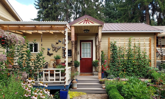 Molalla Cabaña | Cozy Cottage on hobby farm in rural historic small town