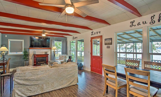 Avinger Casa | Cozy Cottage on Lake O’ The Pines w/ Lake Views!