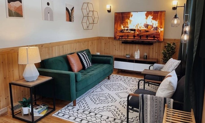 Ironwood Casa | Cozy Cottage on Midland - Close to Trails!