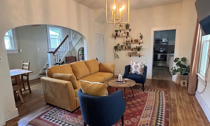 New Albany Casa | Cozy Cottage on Spring---Centrally Located and 10 mins from downtown Louisville