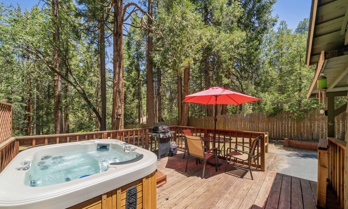 Idyllwild Cabina | Cozy Cottage, on the creek w/ hot tub!