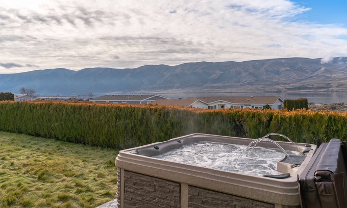 Desert Aire Casa | Cozy Cottage on the Columbia with breathtaking views w/hot tub