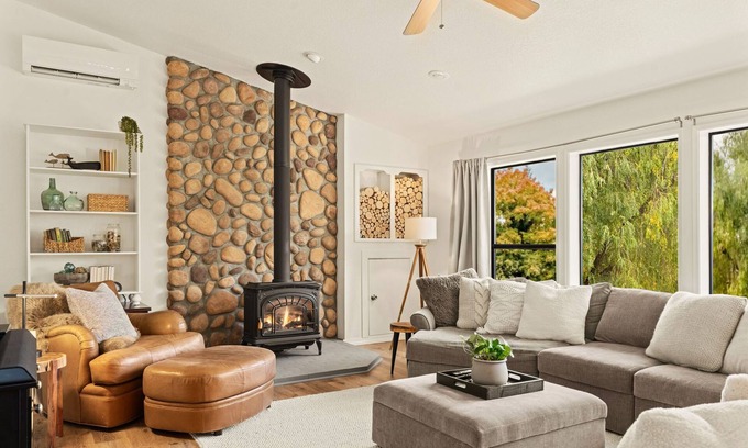 Puyallup Cabaña | Cozy Cottage On the Puyallup River - Waterfront / Hot Tub