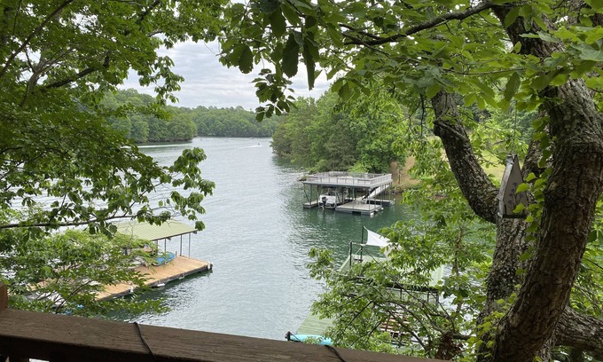 Flowery Branch Casa | Cozy Cottage on the Lake