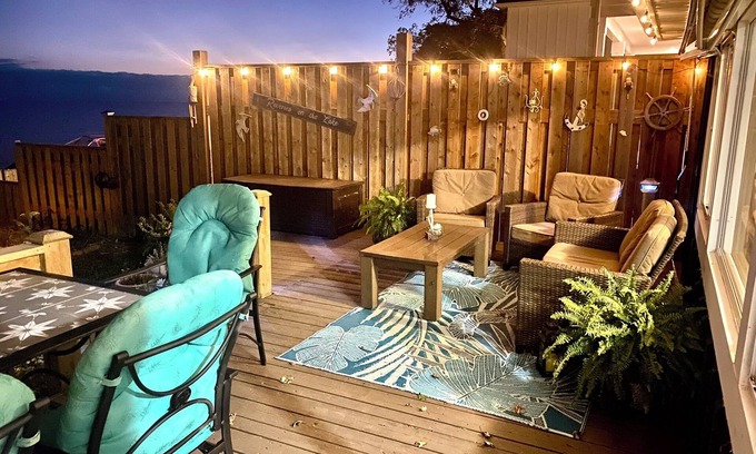 Kingsville Cabaña | Cozy Cottage panoramic Lake Erie views 15 minutes to Point Pelee. Pet Friendly.