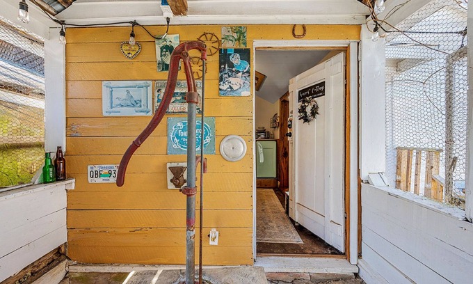 Sevierville Cabaña | Cozy Cottage Perfect for Couples Getaway near the Smoky Mountain, Dollywood & PF