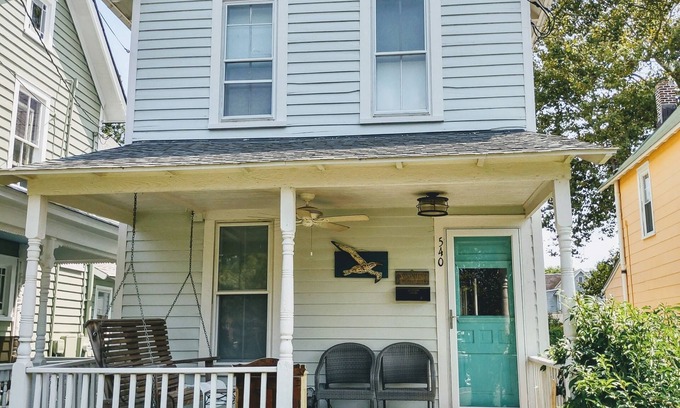Cape Charles Casa | Cozy Cottage - quaint and comfy - 5 blocks to the beach, 1 block to Mason Ave.