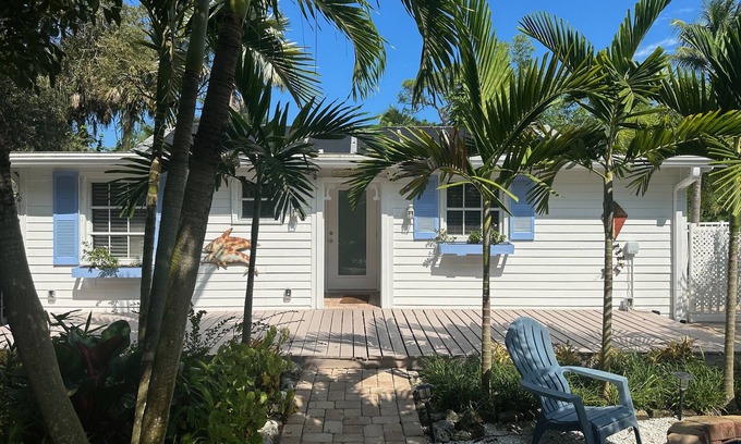 Hobe Sound Cabaña | Cozy cottage retreat walking/biking distance to downtown Hobe Sound and Beach