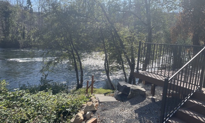 Cascadia Cabaña | Cozy Cottage right on the McKenzie River!