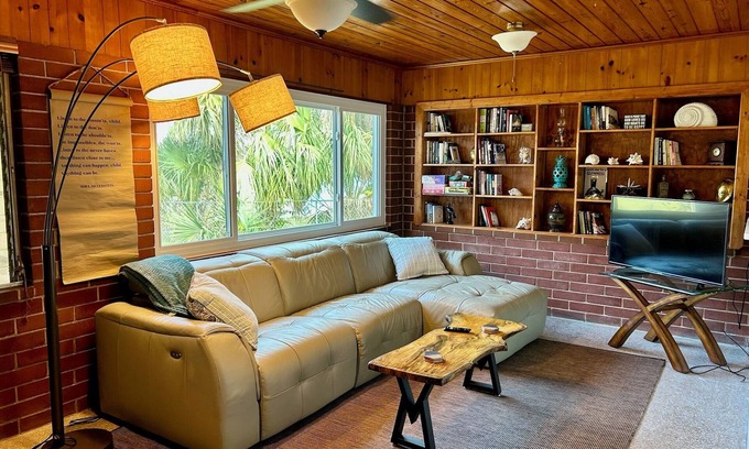 Crystal River Casa | Cozy Cottage - River House - Kayaks - SUP - Relax & Recharge