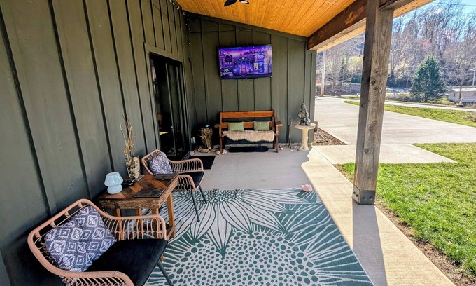Waynesville Cabaña | Cozy Cottage Sleeps 4! - Master King Bedroom and Hideaway Loft with Double Bed.