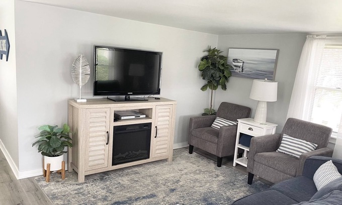 Olcott Cabaña | Cozy cottage steps away from beautiful Lake Ontario!