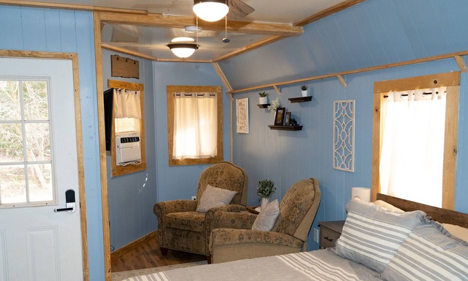 Tigerville Cabaña | Cozy Cottage / Tiny House - Fire Pit & Walking Trail