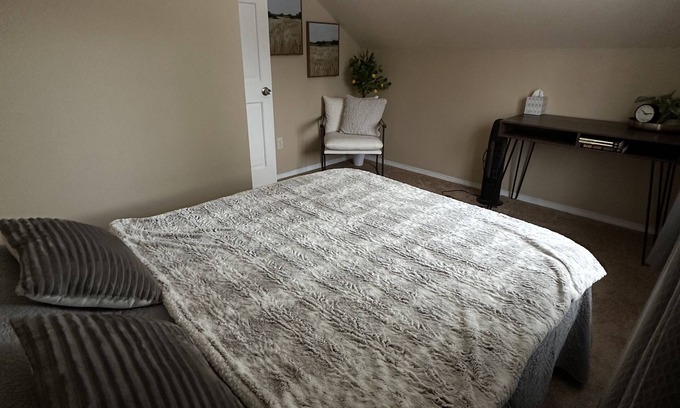 Butte Cabaña | Cozy Cottage Tucked back with an Amazing View of Pioneer Peak!