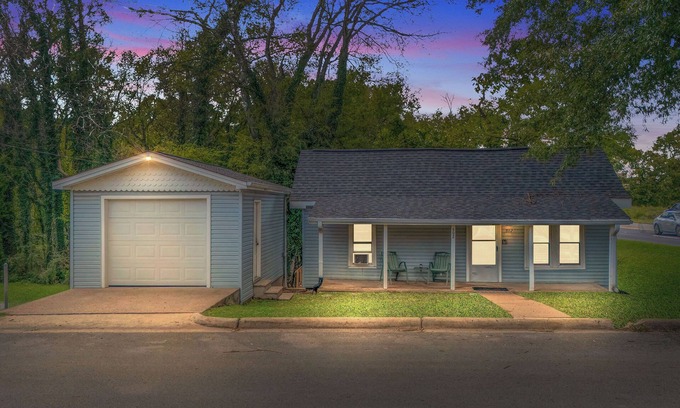 East Florence Cabaña | Cozy Cottage less than 10 minutes from Pickwick Lake & Downtown. Boat Parking