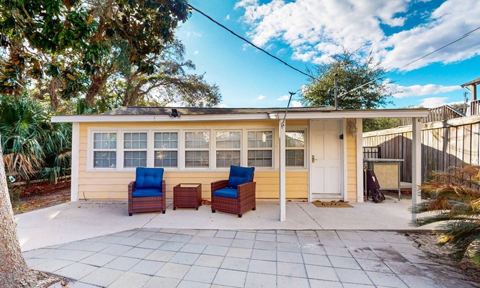 Crescent Beach Cabaña | Cozy cottage with W/D, internet, dog friendly & close to beach - Shared Outdoor
