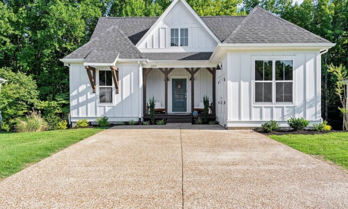Tullahoma Casa | Cozy Cottage w/3king Beds,Tesla Charger, Marina Access