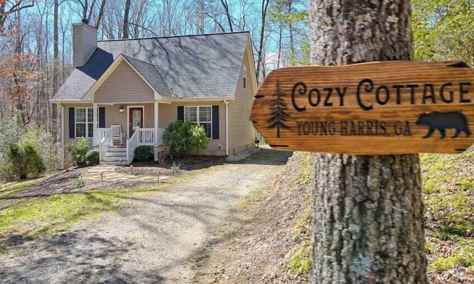 Young Harris Casa | Cozy Cottage w/ Big Yard, Deck, Fire Pit & Creek Dog friendly