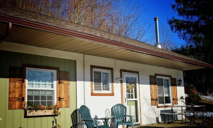 Mansfield Cabaña | Cozy Cottage w/wood stove, firepit, pond & hiking trails near Snow Trails