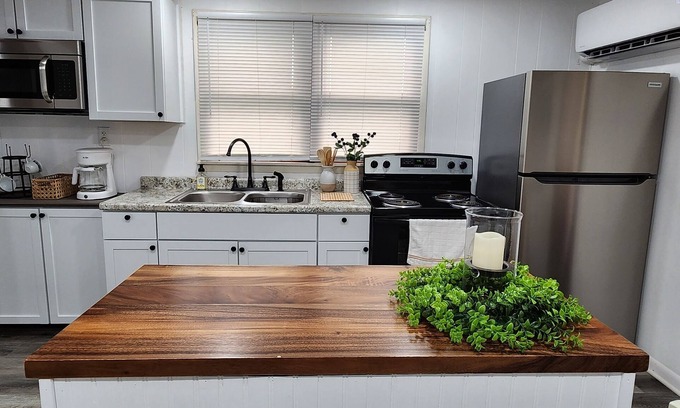 Mount Vernon Casa | Cozy Cottage! Weekly/Monthly Discounts! Washer and dryer! Wifi!