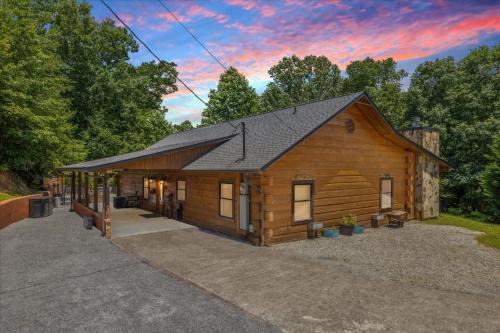 Gatlinburg - Pigeon Forge Casa | Cozy Cottage Wev Charger, Firepit & Bed Swing