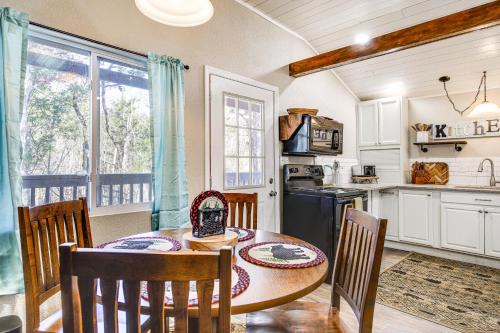 Kodak Casa | Cozy Cottage with Pool Btwn Knoxville and Pigeon Forge