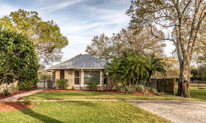 Vero Beach Casa | 'Another Day In Paradise' Cozy, peaceful winter getaway cottage 2BR/1BA, Dogs OK