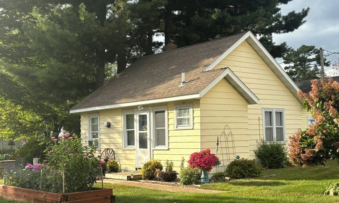 Chetek Cabaña | Cozy cottage with access to Lake Chetek, perfect for relaxing