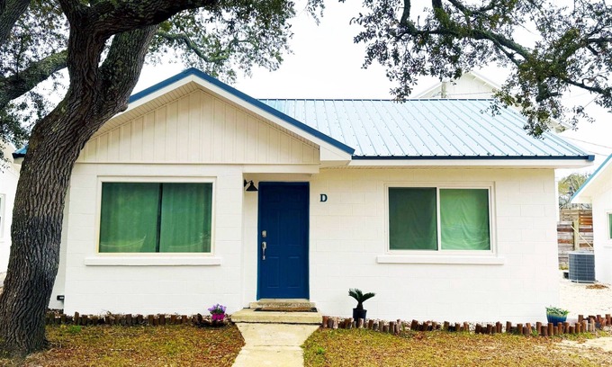 Navarre Cabaña | Cozy Cottage with Beach Access