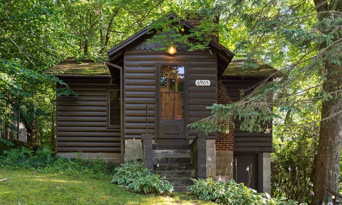 Whitehall Casa | Cozy Cottage with Cabin Look and Lakeview