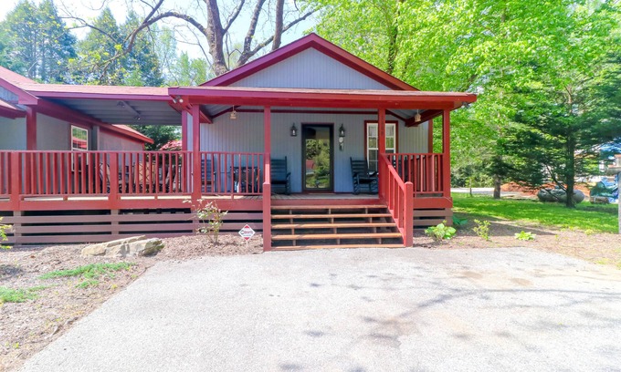 Helen Cabaña | Cozy cottage with central AC, grill, fireplace, washer/dryer, & WiFi