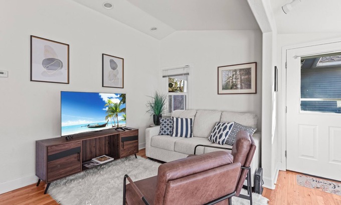Englewood Cabaña | Cozy Cottage With Garage