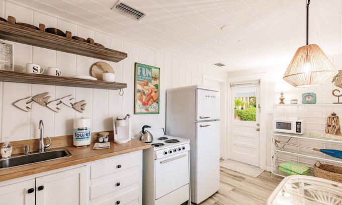 Siesta Key Cabaña | Cozy Cottage with Hot Tub