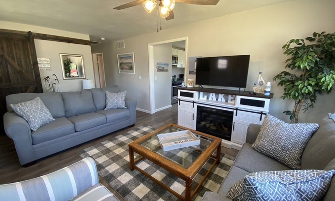 Vermilion Casa | Cozy cottage with lake view! 20 min from Cedar Point, Kalahari, & Sports Force!