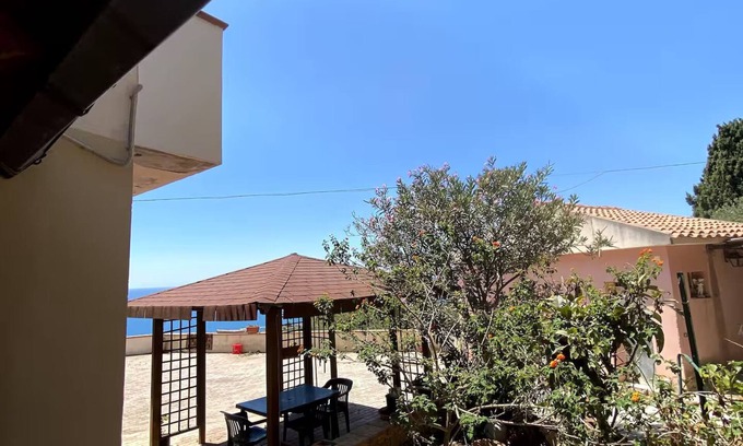 Licata Apartamento | Cozy cottage with panoramic sea view and bathtub in Montesole, Licata
